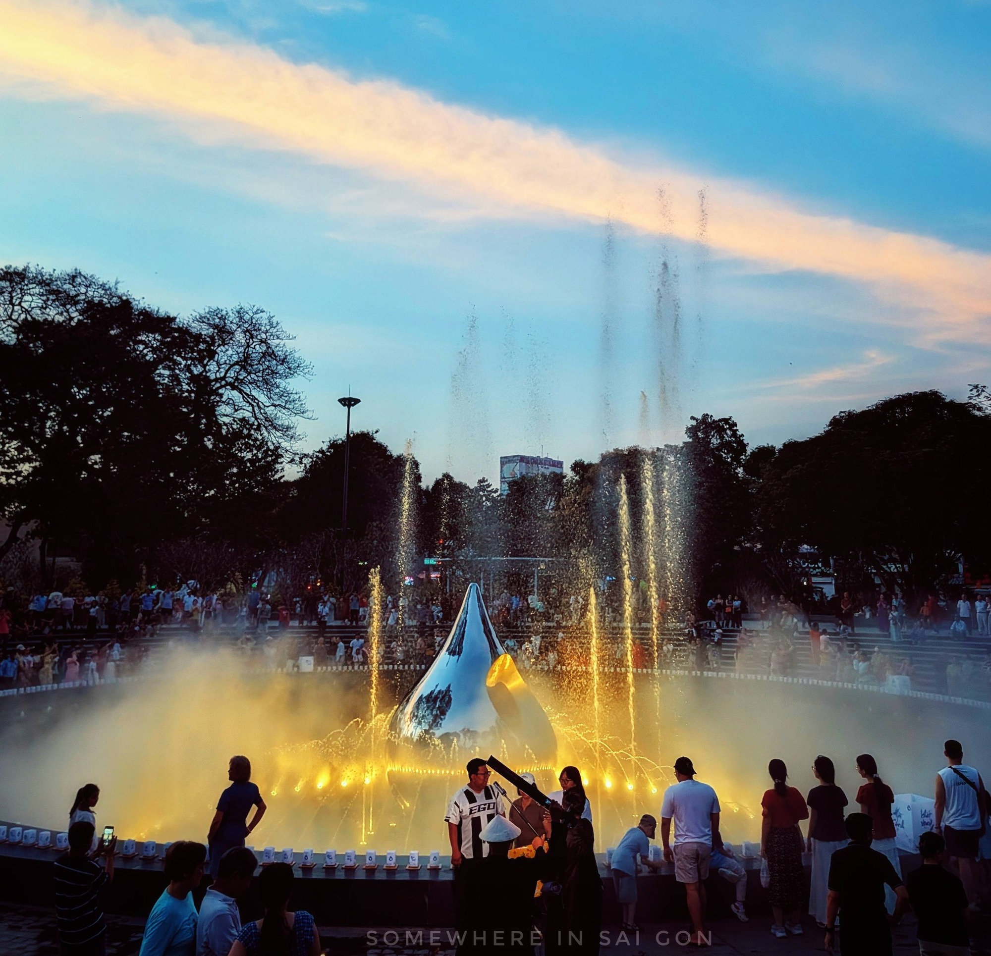 Thi&ecirc;n hạ rục rịch đi l&agrave;m nhưng c&aacute;c n&agrave;ng thơ vẫn miệt m&agrave;i x&uacute;ng x&iacute;nh &aacute;o d&agrave;i tại c&ocirc;ng vi&ecirc;n lột x&aacute;c ngoạn mục nhất TP.HCM - Ảnh 3.