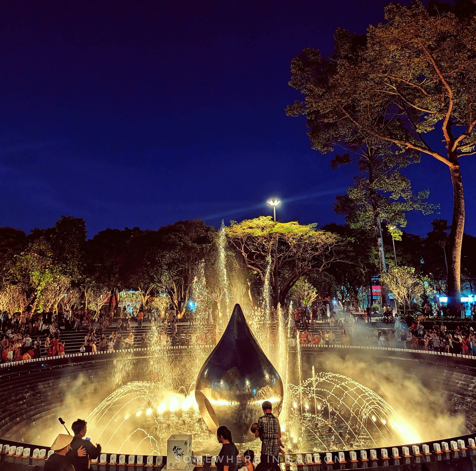 Thi&ecirc;n hạ rục rịch đi l&agrave;m nhưng c&aacute;c n&agrave;ng thơ vẫn miệt m&agrave;i x&uacute;ng x&iacute;nh &aacute;o d&agrave;i tại c&ocirc;ng vi&ecirc;n lột x&aacute;c ngoạn mục nhất TP.HCM - Ảnh 2.