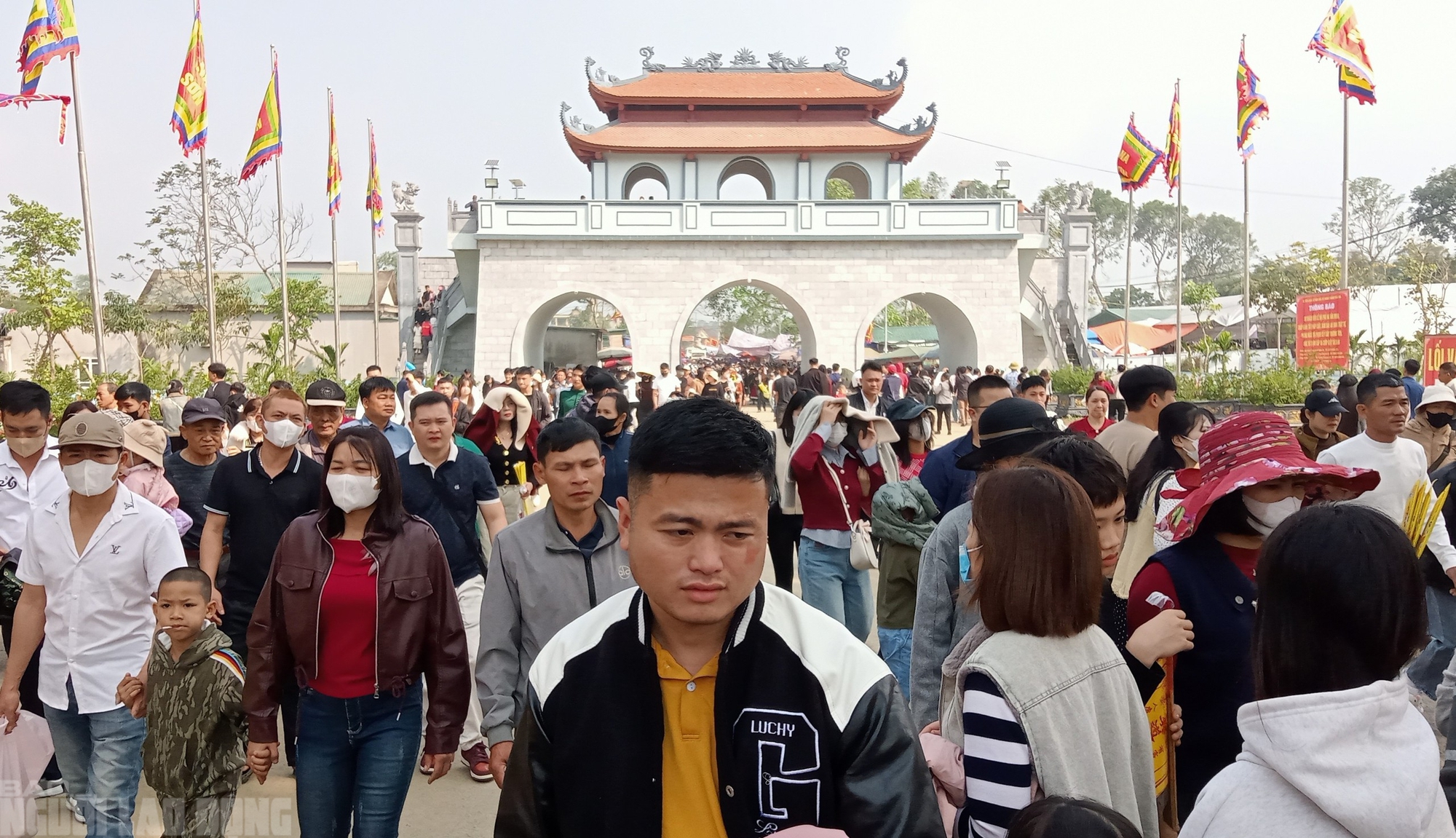 Hàng vạn du khách đổ về ngôi đền thiêng dưới chân núi Nưa xin "nước thánh" - Ảnh 4.