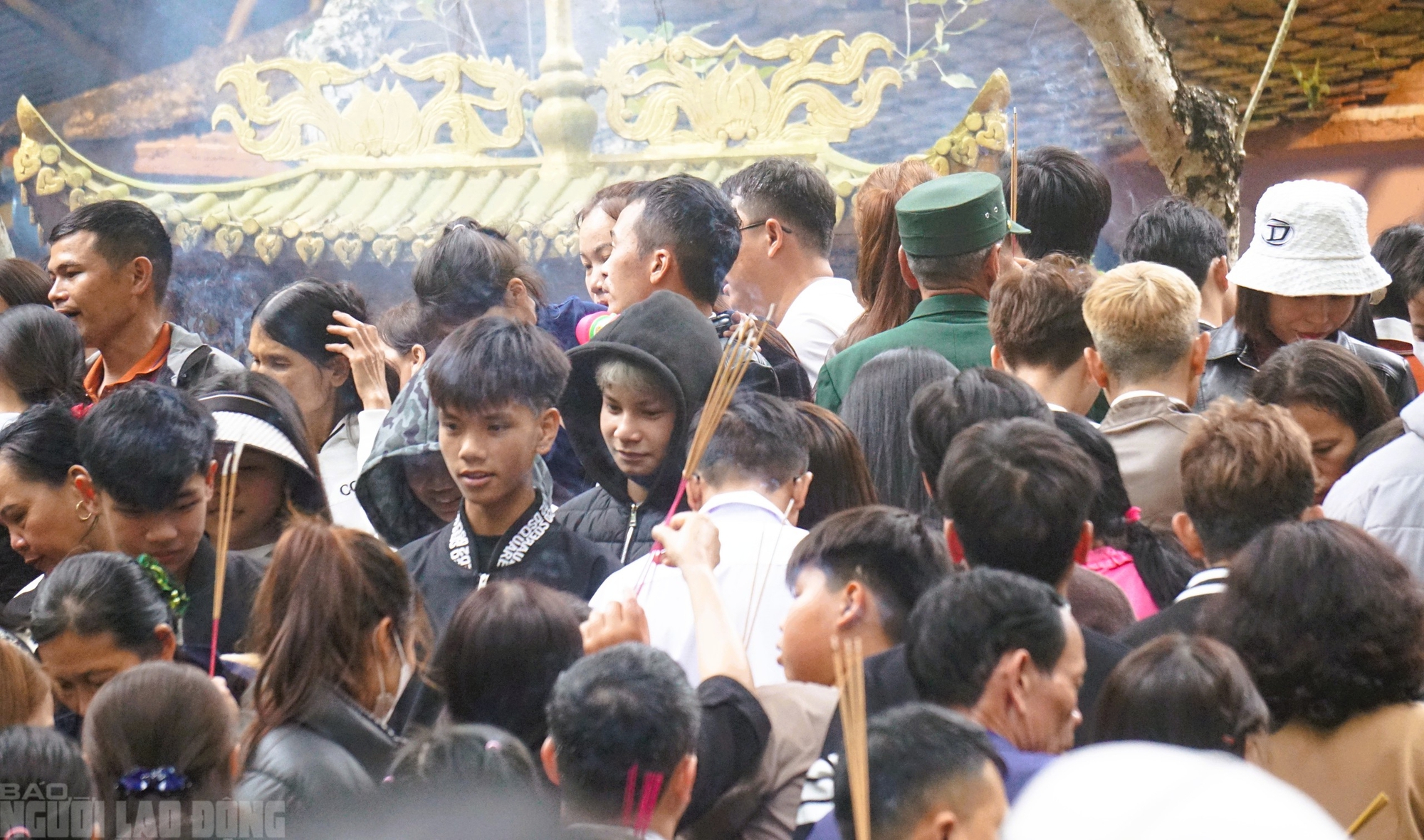 Hàng vạn du khách đổ về ngôi đền thiêng dưới chân núi Nưa xin "nước thánh" - Ảnh 10.