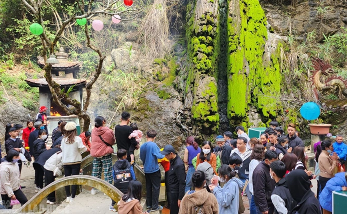 Hàng vạn du khách đổ về ngôi đền thiêng dưới chân núi Nưa xin "nước thánh" - Ảnh 11.