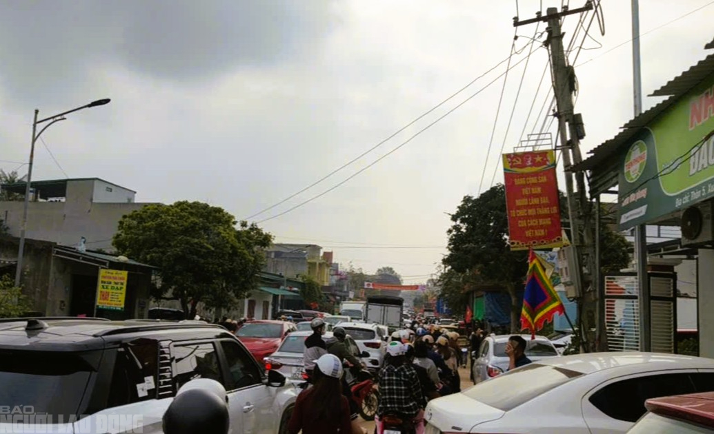 Hàng vạn du khách đổ về ngôi đền thiêng dưới chân núi Nưa xin "nước thánh" - Ảnh 6.