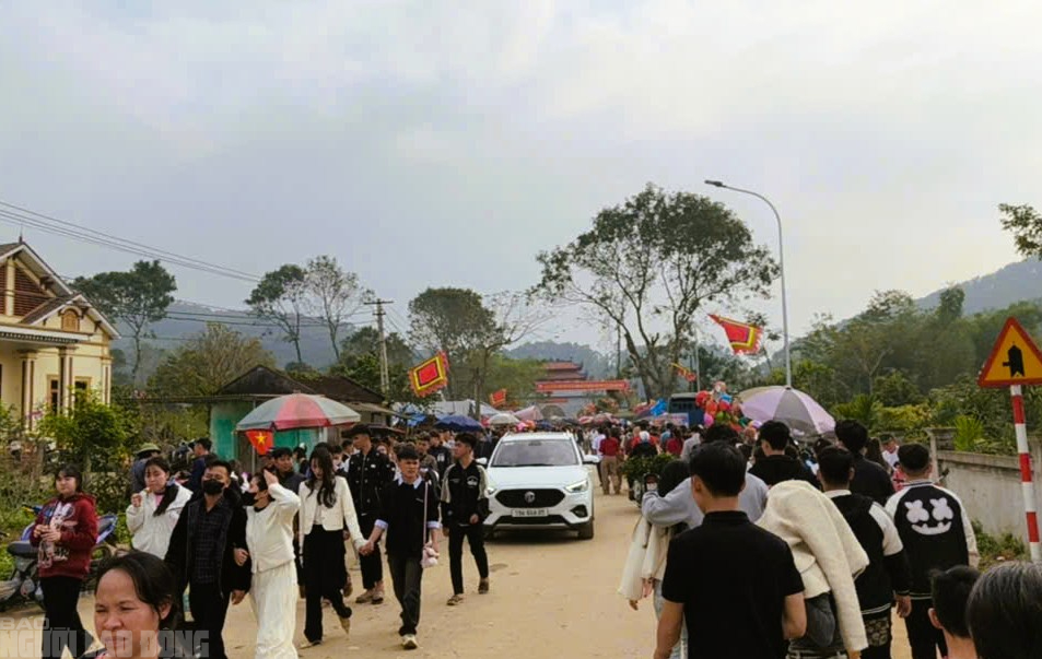 Hàng vạn du khách đổ về ngôi đền thiêng dưới chân núi Nưa xin "nước thánh" - Ảnh 7.