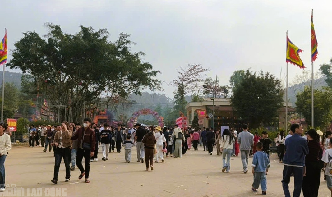 Hàng vạn du khách đổ về ngôi đền thiêng dưới chân núi Nưa xin "nước thánh" - Ảnh 8.