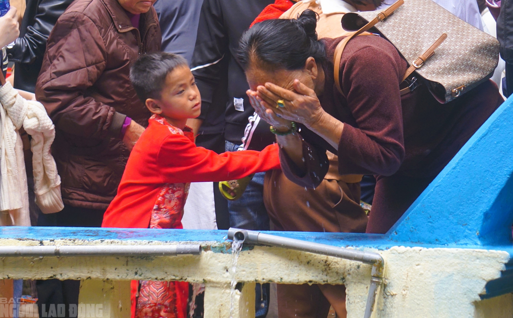 Hàng vạn du khách đổ về ngôi đền thiêng dưới chân núi Nưa xin "nước thánh" - Ảnh 12.