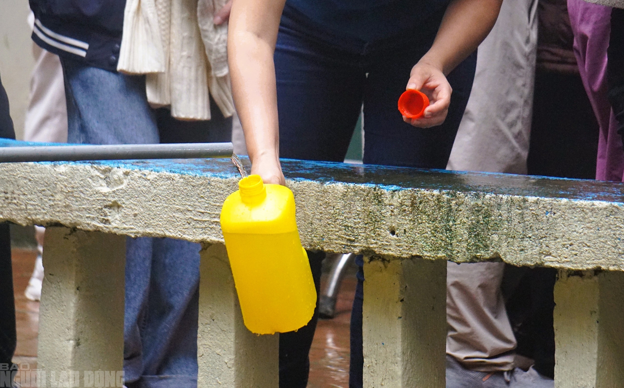 Hàng vạn du khách đổ về ngôi đền thiêng dưới chân núi Nưa xin "nước thánh" - Ảnh 14.