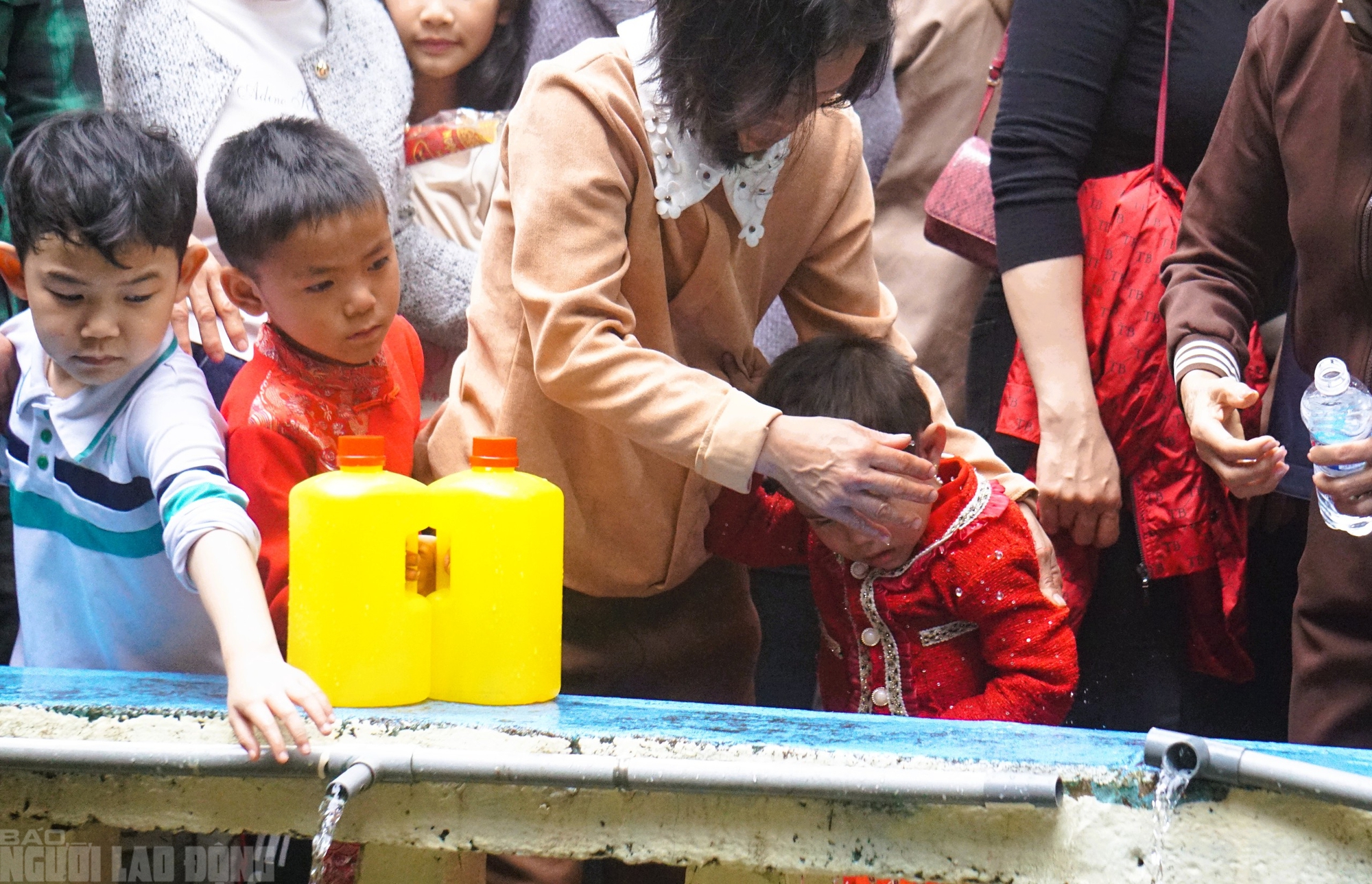 Hàng vạn du khách đổ về ngôi đền thiêng dưới chân núi Nưa xin "nước thánh" - Ảnh 15.