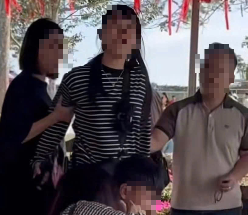 Xôn xao vụ giành ghế ngồi tại khu vui chơi khiến xô xát ồn ào - Ảnh 1. Xôn xao vụ giành ghế ngồi tại khu vui chơi khiến xô xát ồn ào - Ảnh 1.