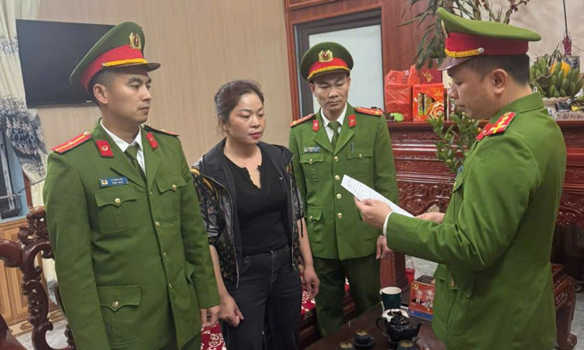 Bắt giữ người phụ nữ thu tiền đỗ xe trái phép trên đường vào đền Bà chúa Then Bắt giữ người phụ nữ thu tiền đỗ xe trái phép trên đường vào đền Bà chúa Then