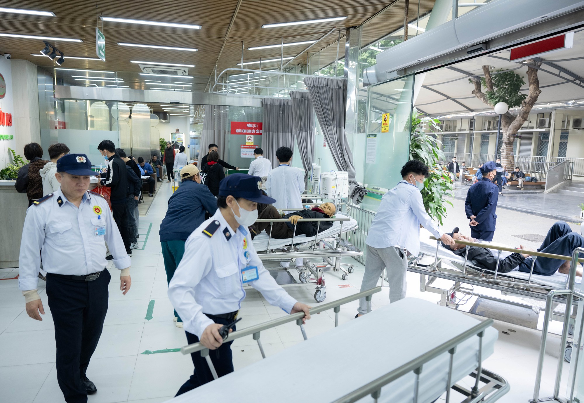Trung tâm Cấp cứu A9, Bệnh viện Bạch Mai những ngày qua: 80 nhân viên căng mình cứu sống bệnh nhân, bỏ quên cái Tết ở phía sau 20 dsc8544 copy 1771729614058 1771729614427373883943