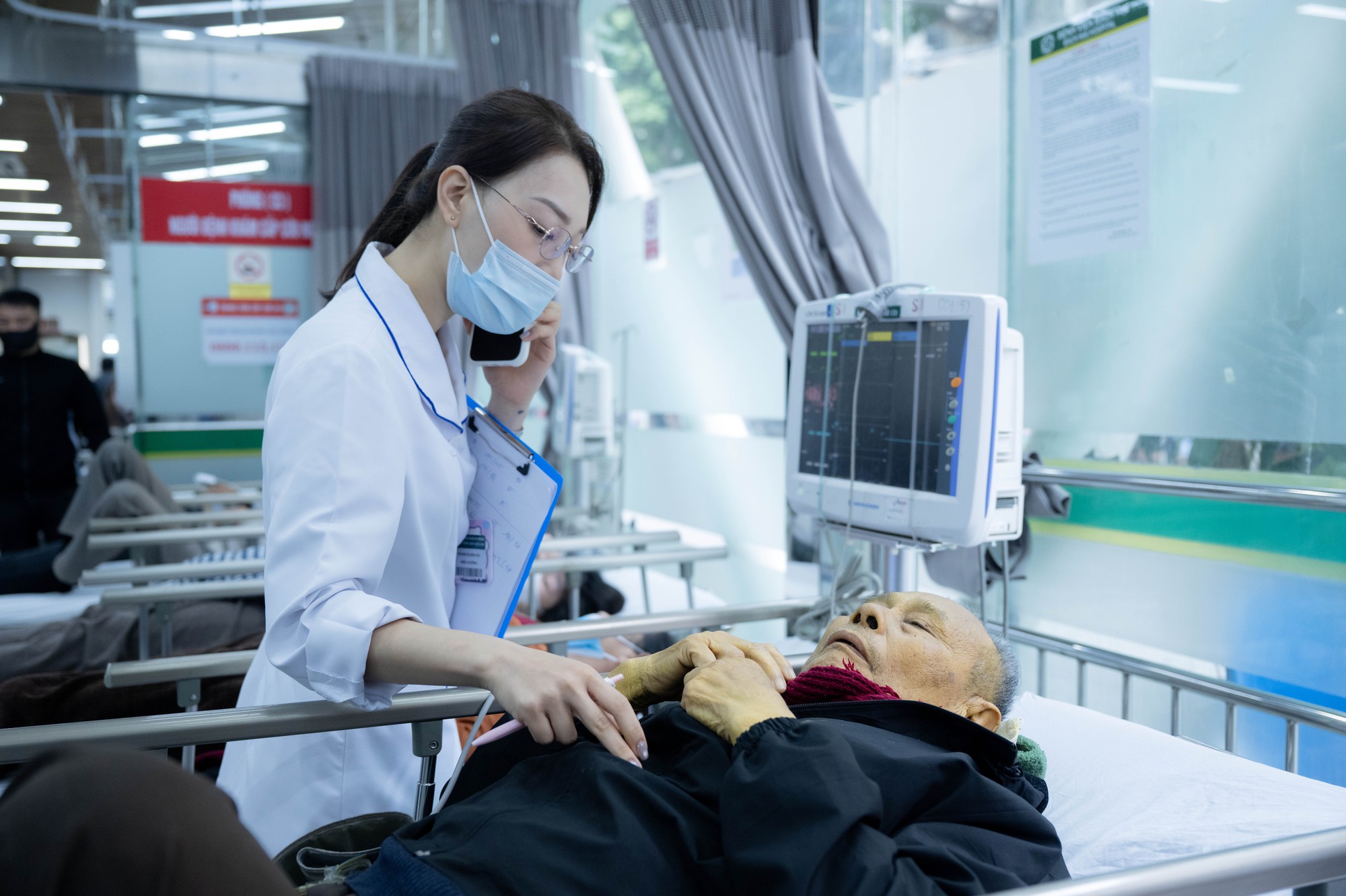 Trung tâm Cấp cứu A9, Bệnh viện Bạch Mai những ngày qua: 80 nhân viên căng mình cứu sống bệnh nhân, bỏ quên cái Tết ở phía sau 25 dsc8621 copy 1771729633922 1771729634221378631731