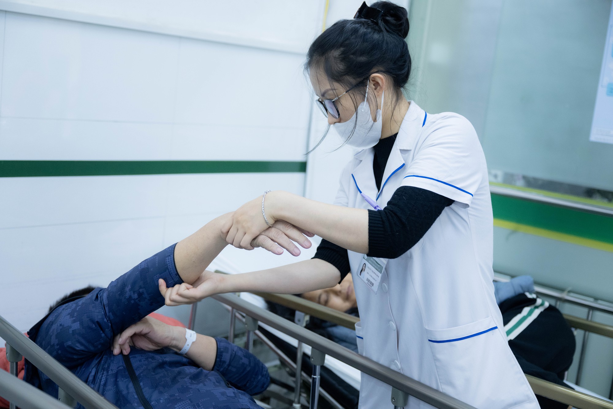 Trung tâm Cấp cứu A9, Bệnh viện Bạch Mai những ngày qua: 80 nhân viên căng mình cứu sống bệnh nhân, bỏ quên cái Tết ở phía sau 26 dsc8632 copy 1771729638418 17717296387201638396274