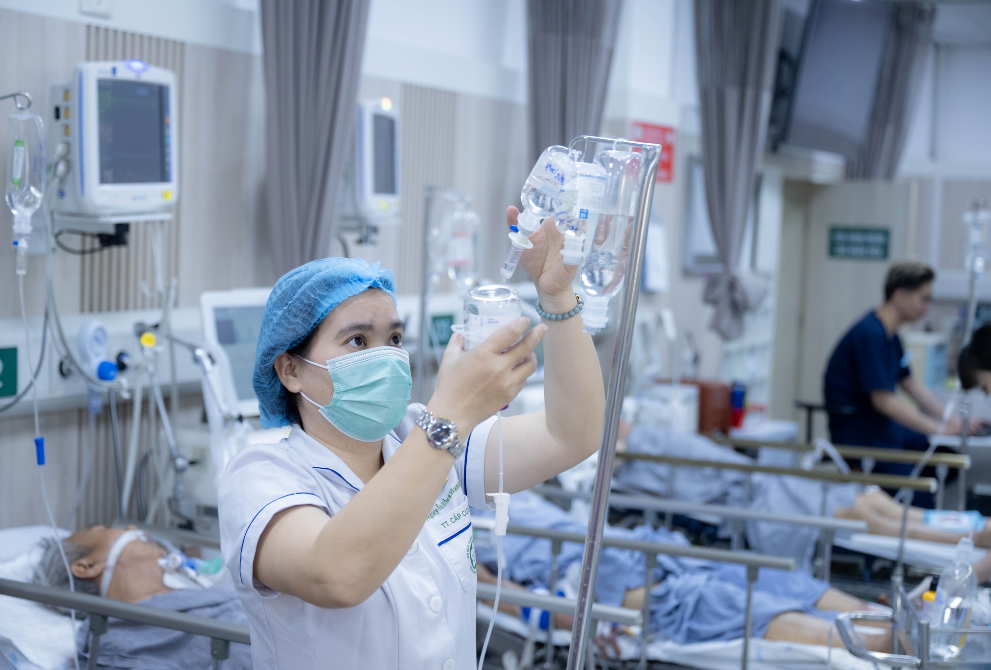 Trung tâm Cấp cứu A9, Bệnh viện Bạch Mai những ngày qua: 80 nhân viên căng mình cứu sống bệnh nhân, bỏ quên cái Tết ở phía sau 28 dsc8764 copy 1771729645637 17717296459671674262601