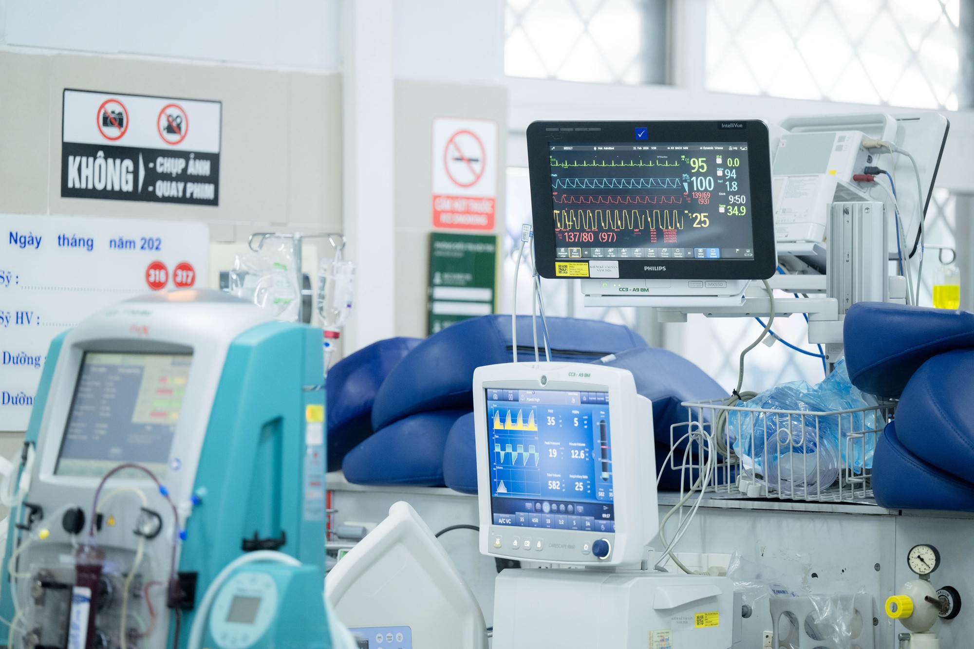 Trung tâm Cấp cứu A9, Bệnh viện Bạch Mai những ngày qua: 80 nhân viên căng mình cứu sống bệnh nhân, bỏ quên cái Tết ở phía sau 32 dsc8868 copy2 1771729662003 17717296622141563684412