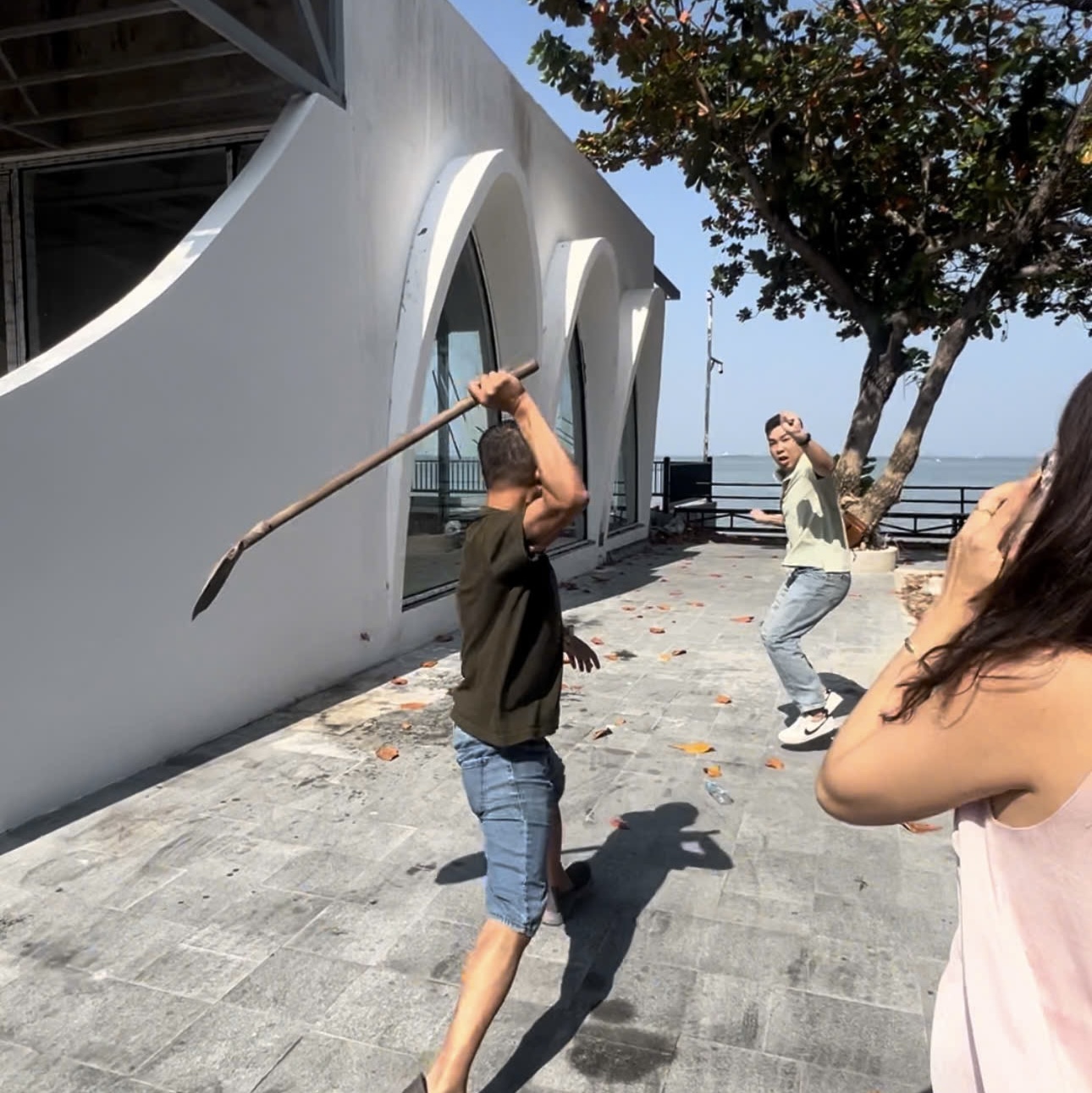 Chủ qu&aacute;n c&ugrave;ng hai người th&acirc;n bị triệu tập v&igrave; đuổi đ&aacute;nh nh&oacute;m du kh&aacute;ch ở Vũng T&agrave;u - Ảnh 2.