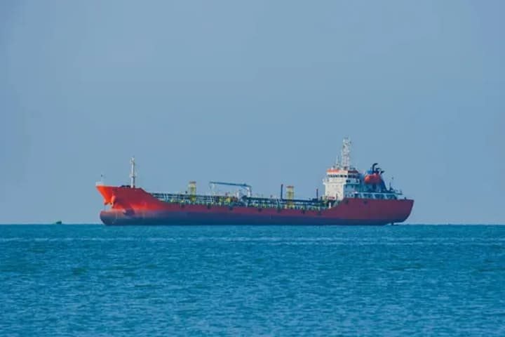 Nga thử lệnh phong toả của Mỹ, điều t&agrave;u chở 200.000 th&ugrave;ng dầu tới quốc đảo xa x&ocirc;i: Thế giới 'n&iacute;n thở' chờ kết quả - Ảnh 1.