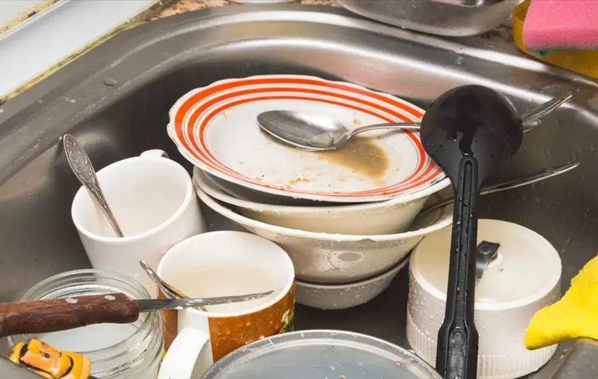 Ng&agrave;y c&agrave;ng nhiều người mắc ung thư, b&aacute;c sĩ cảnh b&aacute;o: Rửa b&aacute;t theo th&oacute;i quen n&agrave;y, bạn c&oacute; đang &ldquo;nu&ocirc;i&rdquo; vi khuẩn trong bếp? - Ảnh 1.