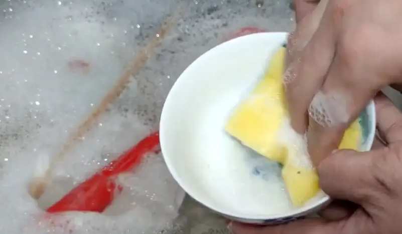 Ng&agrave;y c&agrave;ng nhiều người mắc ung thư, b&aacute;c sĩ cảnh b&aacute;o: Rửa b&aacute;t theo th&oacute;i quen n&agrave;y, bạn c&oacute; đang &ldquo;nu&ocirc;i&rdquo; vi khuẩn trong bếp? - Ảnh 2.