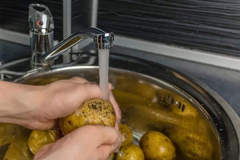 4 cách rửa rau tưởng sạch mà hóa “rửa càng kỹ càng bẩn”: Nhiều người đang làm mỗi ngày 20 4 cách rửa rau tưởng sạch mà hóa “rửa càng kỹ càng bẩn”: Nhiều người đang làm mỗi ngày - Ảnh 2.