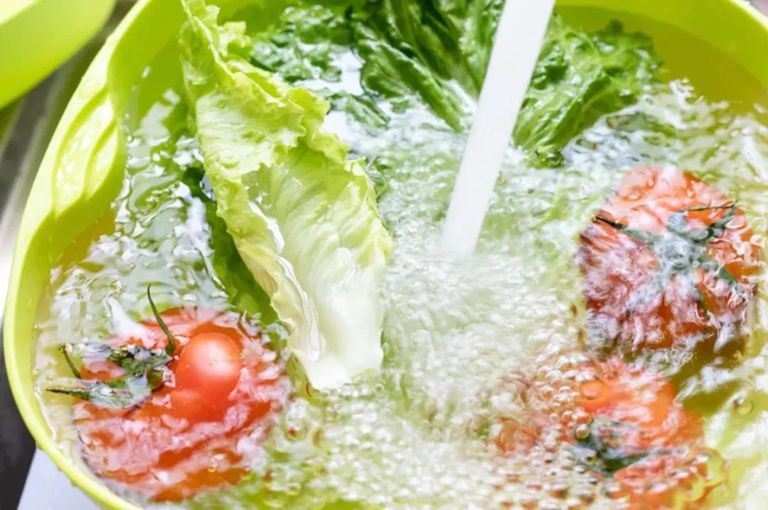 4 cách rửa rau tưởng sạch mà hóa “rửa càng kỹ càng bẩn”: Nhiều người đang làm mỗi ngày 19 4 cách rửa rau tưởng sạch mà hóa “rửa càng kỹ càng bẩn”: Nhiều người đang làm mỗi ngày - Ảnh 1.