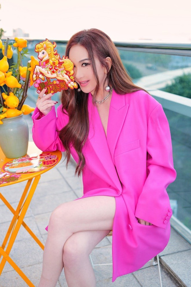 Mỹ nữ tuổi Ngọ "sộp" nhất Tết: Chi mạnh hàng chục tỷ đồng đưa trợ lý, nhân viên đi Bali nghỉ dưỡng xa hoa - Ảnh 1. Mỹ nữ tuổi Ngọ "sộp" nhất Tết: Chi mạnh hàng chục tỷ đồng đưa trợ lý, nhân viên đi Bali nghỉ dưỡng xa hoa - Ảnh 1.