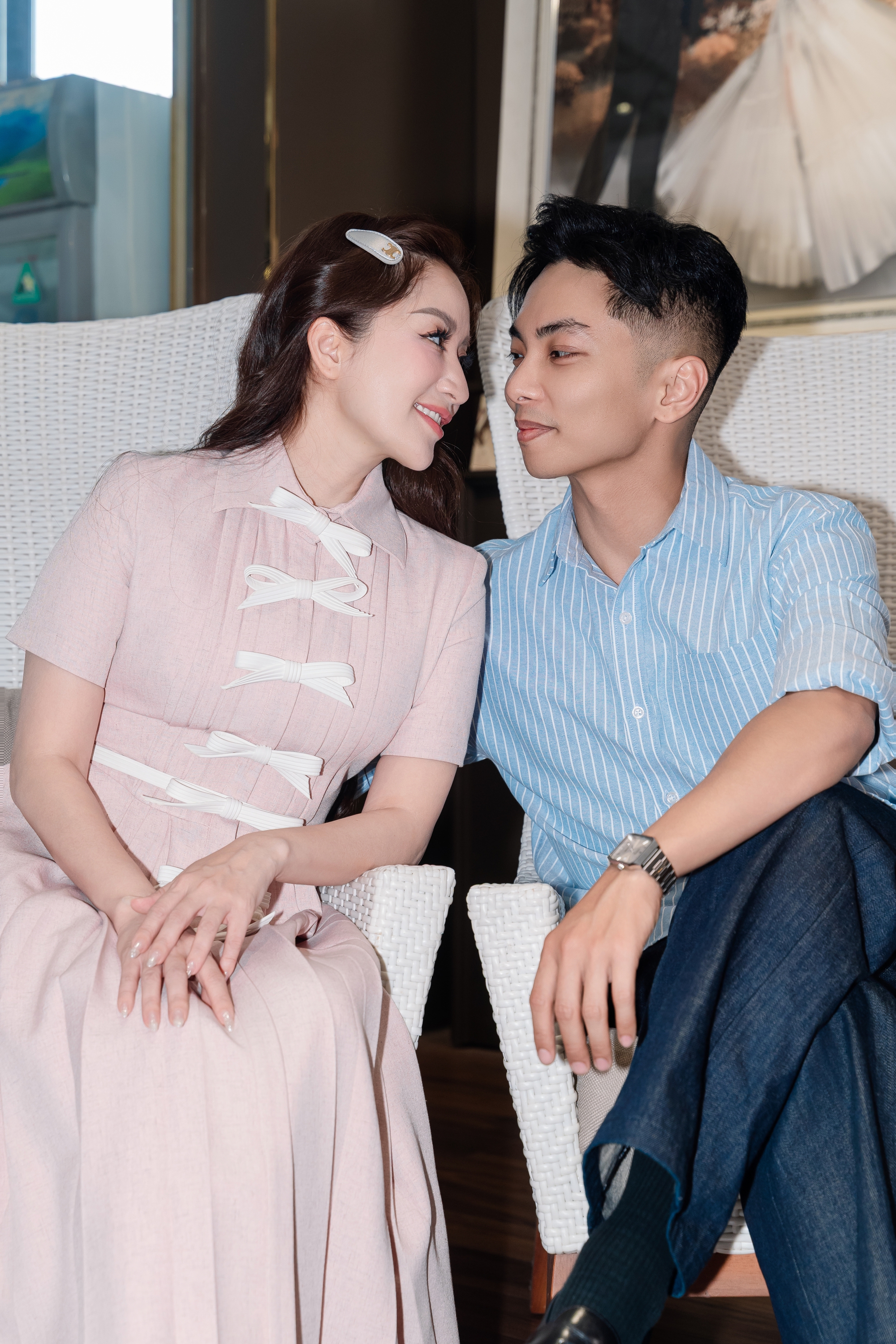 Kh&aacute;nh Thi: "Chứng kiến họ l&agrave;m những động t&aacute;c đ&oacute; hằng ng&agrave;y n&ecirc;n kh&ocirc;ng c&ograve;n cảm gi&aacute;c ghen nữa" - Ảnh 2.