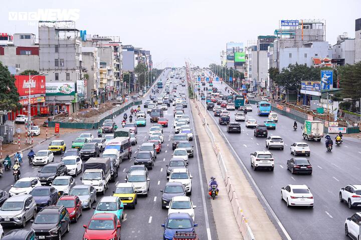 Đội mưa gió, dòng người ùn ùn đổ về Thủ đô sau kỳ nghỉ Tết - Ảnh 4.