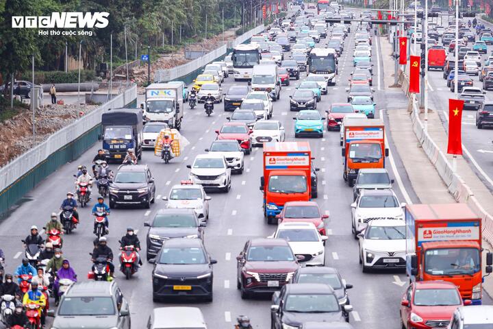 Đội mưa gió, dòng người ùn ùn đổ về Thủ đô sau kỳ nghỉ Tết - Ảnh 1.