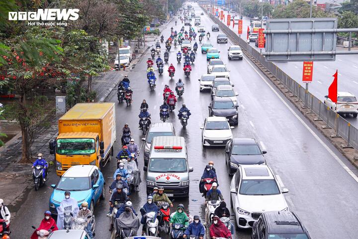 Đội mưa gió, dòng người ùn ùn đổ về Thủ đô sau kỳ nghỉ Tết - Ảnh 7.