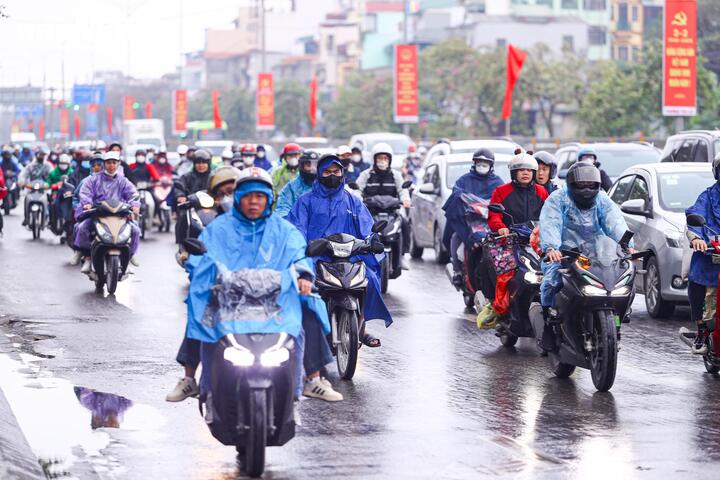 Đội mưa gió, dòng người ùn ùn đổ về Thủ đô sau kỳ nghỉ Tết - Ảnh 8.