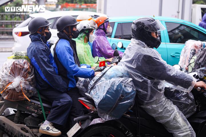 Đội mưa gió, dòng người ùn ùn đổ về Thủ đô sau kỳ nghỉ Tết - Ảnh 9.