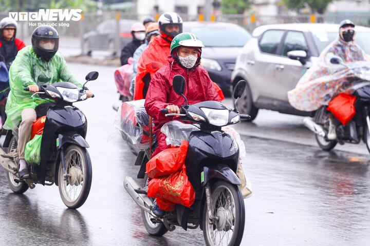 Đội mưa gió, dòng người ùn ùn đổ về Thủ đô sau kỳ nghỉ Tết - Ảnh 10.