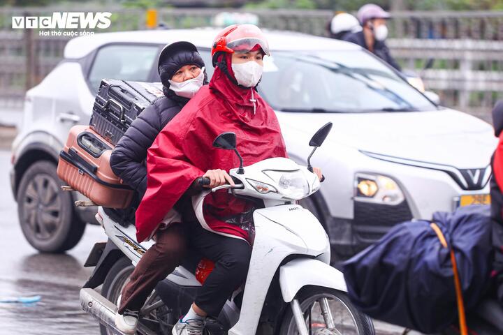 Đội mưa gió, dòng người ùn ùn đổ về Thủ đô sau kỳ nghỉ Tết - Ảnh 12.