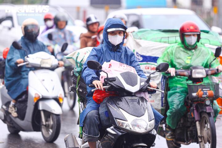 Đội mưa gió, dòng người ùn ùn đổ về Thủ đô sau kỳ nghỉ Tết - Ảnh 14.