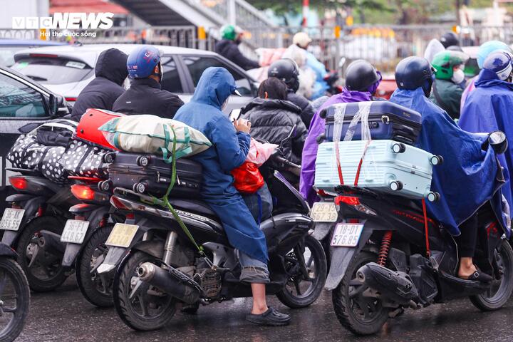 Đội mưa gió, dòng người ùn ùn đổ về Thủ đô sau kỳ nghỉ Tết - Ảnh 13.