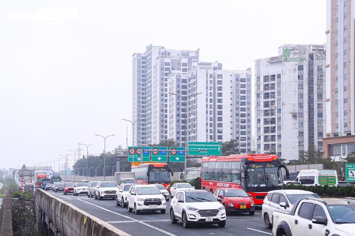 Đội mưa gió, dòng người ùn ùn đổ về Thủ đô sau kỳ nghỉ Tết - Ảnh 16.