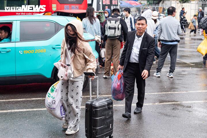 Đội mưa gió, dòng người ùn ùn đổ về Thủ đô sau kỳ nghỉ Tết - Ảnh 18.
