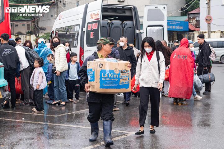 Đội mưa gió, dòng người ùn ùn đổ về Thủ đô sau kỳ nghỉ Tết - Ảnh 19.