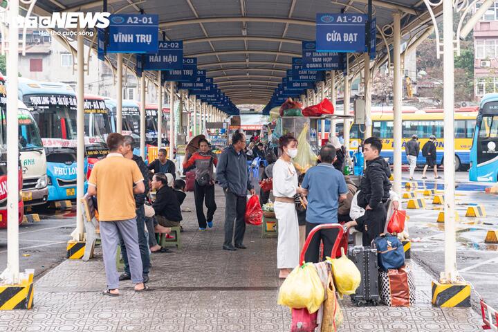 Đội mưa gió, dòng người ùn ùn đổ về Thủ đô sau kỳ nghỉ Tết - Ảnh 17.