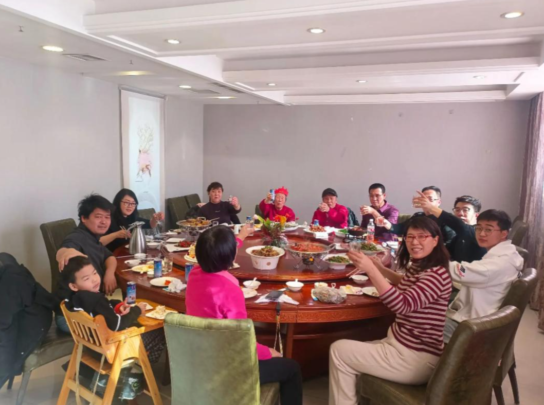 Mừng thọ bố mẹ chồng 70 tuổi, t&ocirc;i h&acirc;n hoan chuẩn bị qu&agrave; nhưng rồi bị chị d&acirc;u  - Ảnh 1.