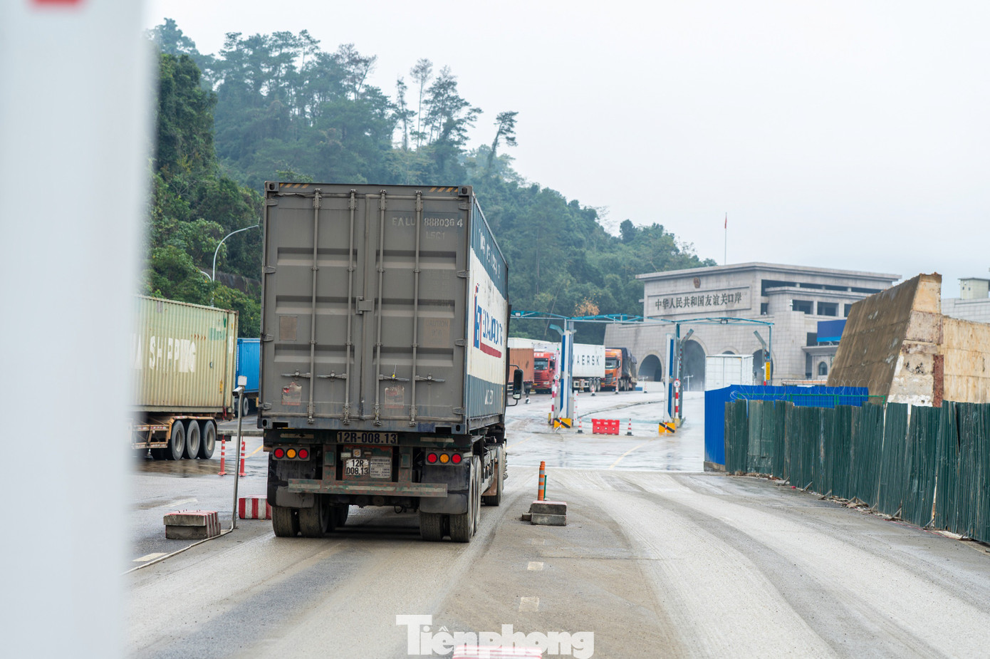 Hơn 1.400 xe chở hàng sang Trung Quốc qua cửa khẩu Lạng Sơn dịp Tết - Ảnh 1.
