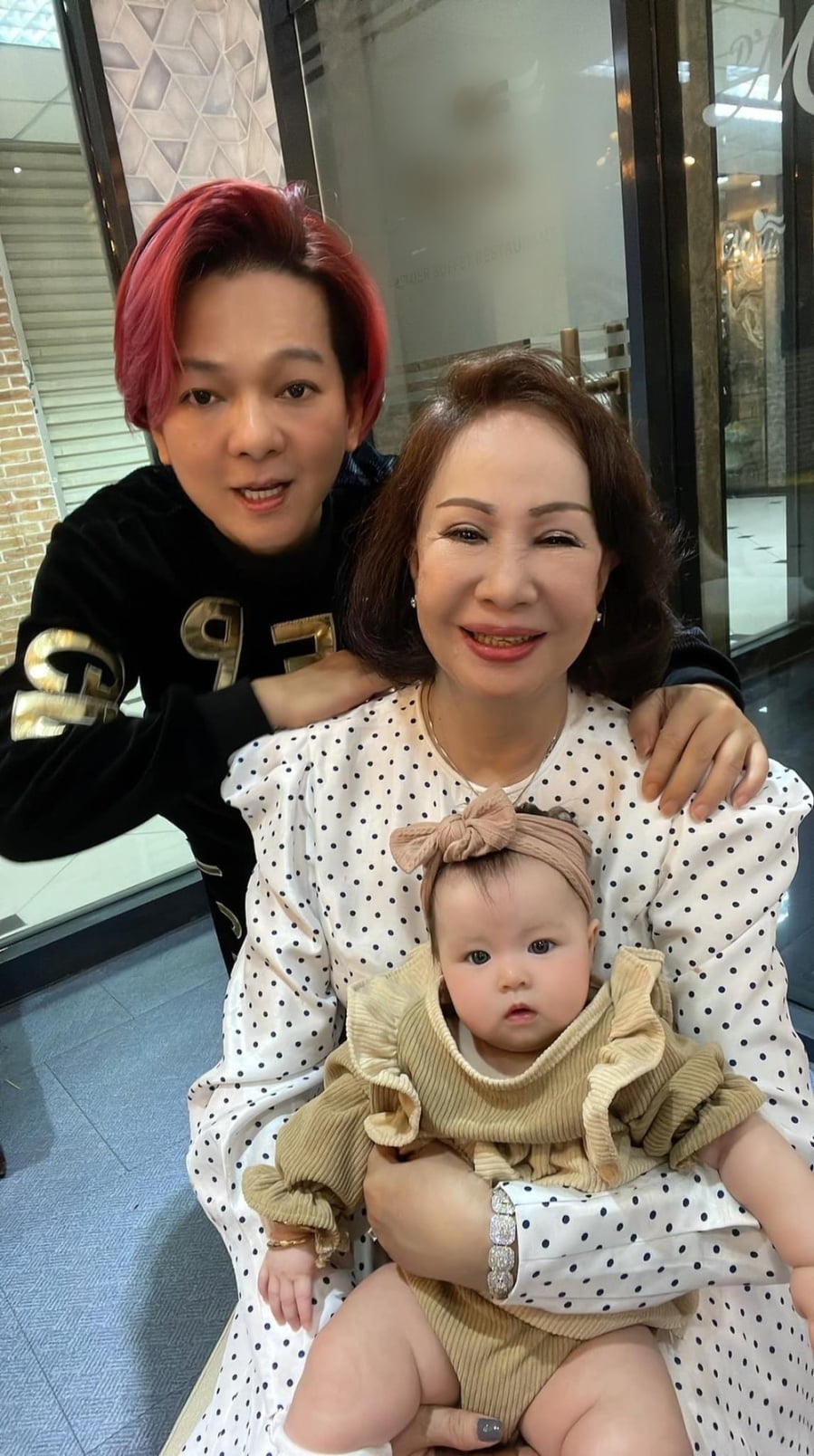 Nam ca sĩ lấy vợ hơn 8 tuổi, không con cái vẫn hạnh phúc: U60 tối nào cũng hôn chúc vợ ngủ ngon - Ảnh 2. Nam ca sĩ lấy vợ hơn 8 tuổi, không con cái vẫn hạnh phúc: U60 tối nào cũng hôn chúc vợ ngủ ngon - Ảnh 2.