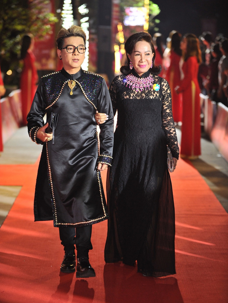 Nam ca sĩ lấy vợ hơn 8 tuổi, không con cái vẫn hạnh phúc: U60 tối nào cũng hôn chúc vợ ngủ ngon - Ảnh 1. Nam ca sĩ lấy vợ hơn 8 tuổi, không con cái vẫn hạnh phúc: U60 tối nào cũng hôn chúc vợ ngủ ngon - Ảnh 1.