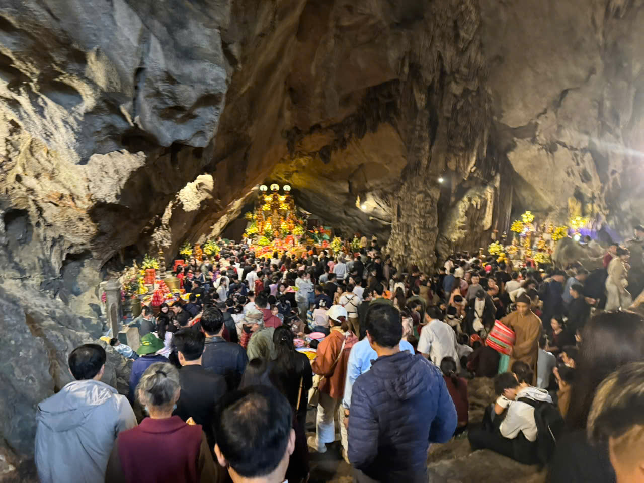 Nườm nượp d&ograve;ng người đổ về khai hội Ch&ugrave;a Hương trong m&agrave;n mưa bụi s&aacute;ng m&ugrave;ng 6 Tết- Ảnh 10.