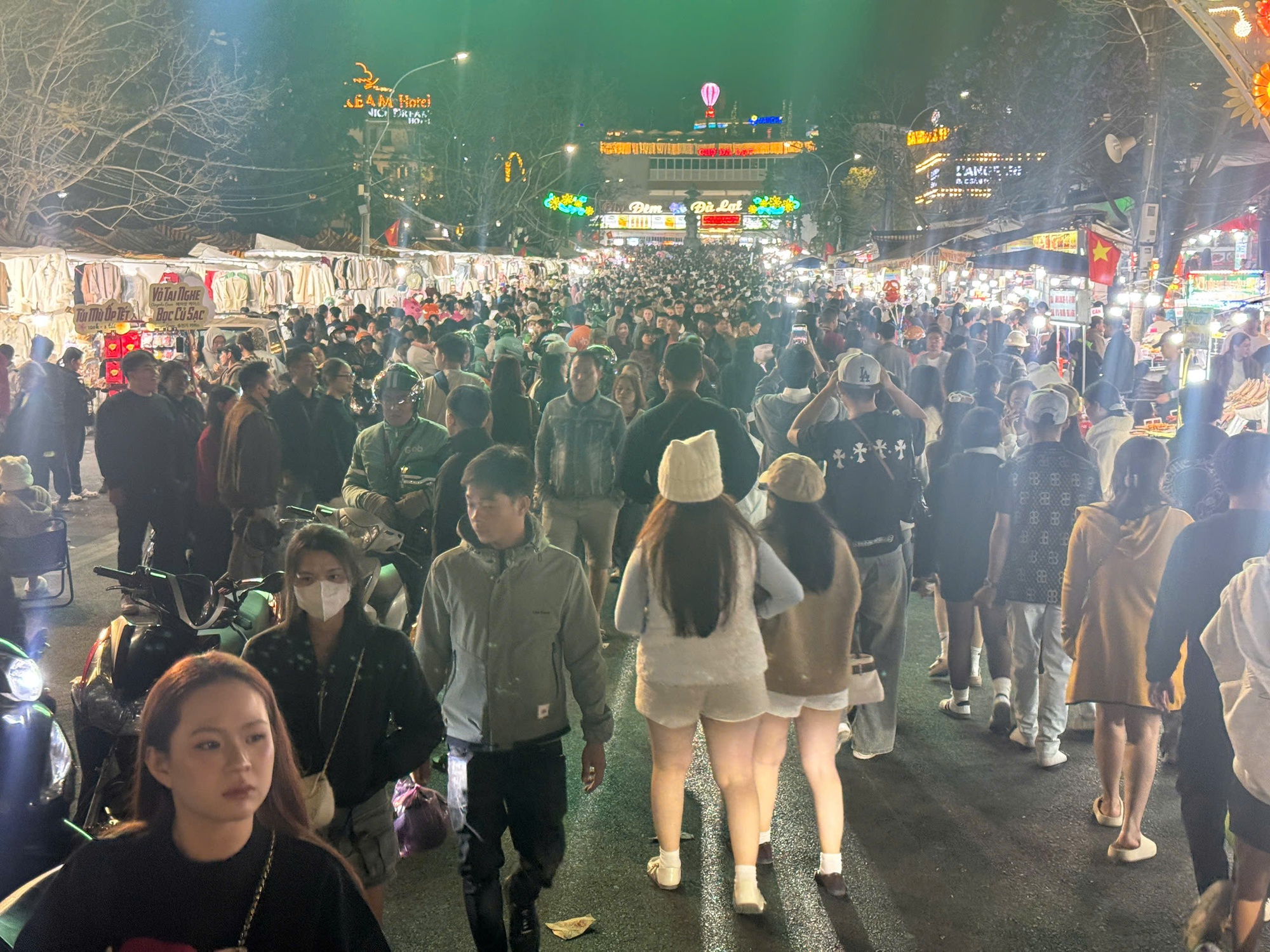 Lâm Đồng: Bùng nổ khách dịp Tết Bính Ngọ 2026, doanh thu chạm mốc 2.000 tỷ đồng - Ảnh 1.