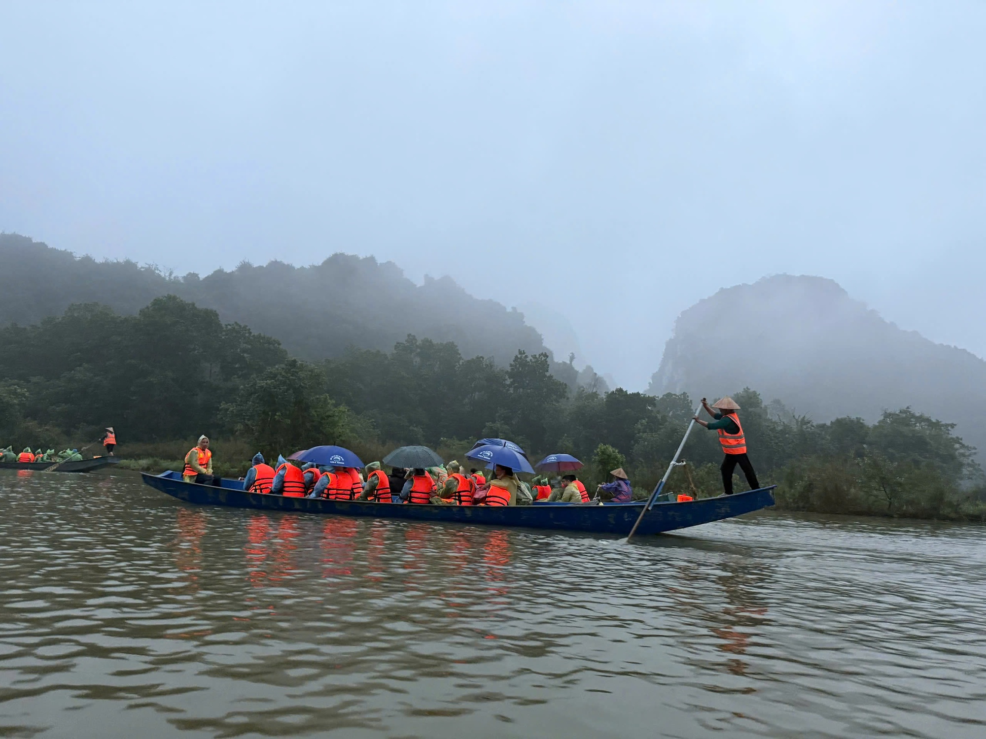 Nườm nượp d&ograve;ng người đổ về khai hội Ch&ugrave;a Hương trong m&agrave;n mưa bụi s&aacute;ng m&ugrave;ng 6 Tết- Ảnh 3.