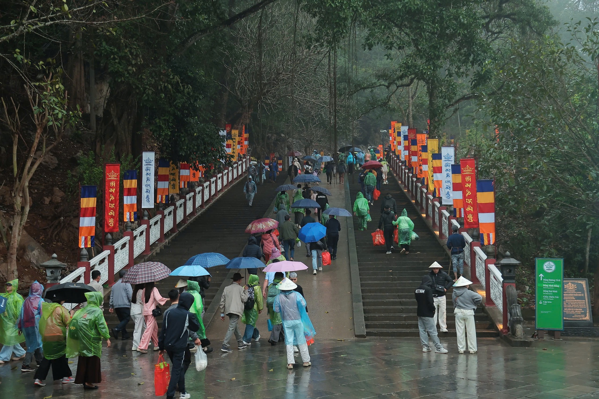 Nườm nượp d&ograve;ng người đổ về khai hội Ch&ugrave;a Hương trong m&agrave;n mưa bụi s&aacute;ng m&ugrave;ng 6 Tết- Ảnh 9.