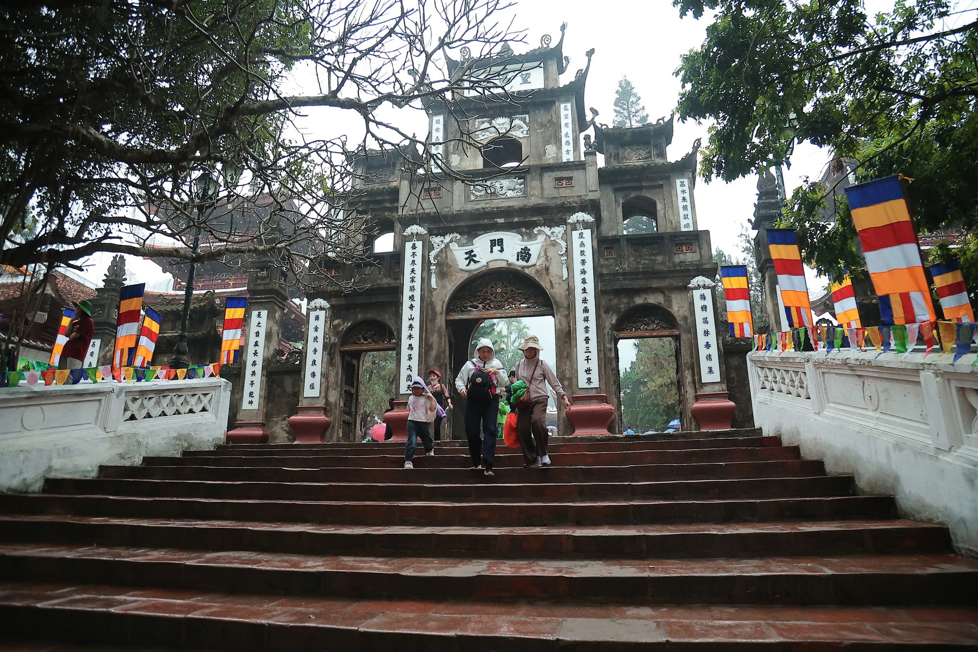 Nườm nượp d&ograve;ng người đổ về khai hội Ch&ugrave;a Hương trong m&agrave;n mưa bụi s&aacute;ng m&ugrave;ng 6 Tết- Ảnh 7.