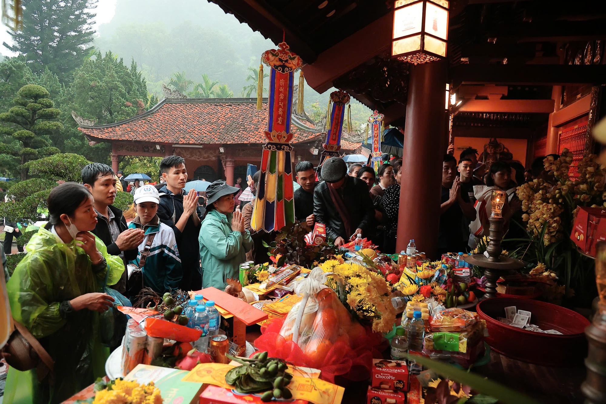 Nườm nượp d&ograve;ng người đổ về khai hội Ch&ugrave;a Hương trong m&agrave;n mưa bụi s&aacute;ng m&ugrave;ng 6 Tết- Ảnh 6.