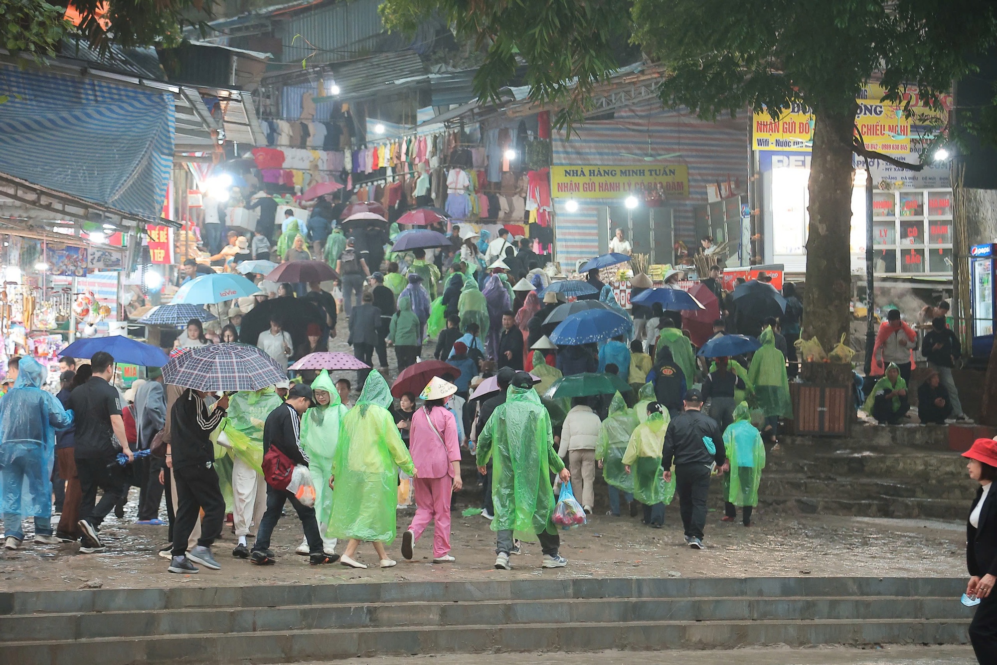Nườm nượp d&ograve;ng người đổ về khai hội Ch&ugrave;a Hương trong m&agrave;n mưa bụi s&aacute;ng m&ugrave;ng 6 Tết- Ảnh 5.